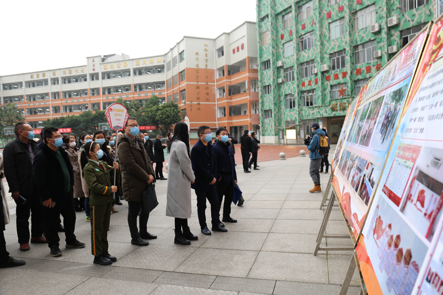 全体参会人员在鼎屏三小实地参观学习_副本.jpg